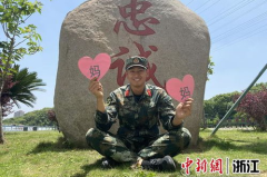 士兵口上站打一字,军魂不灭——自贡退役士兵返乡仪式展现军人风采”